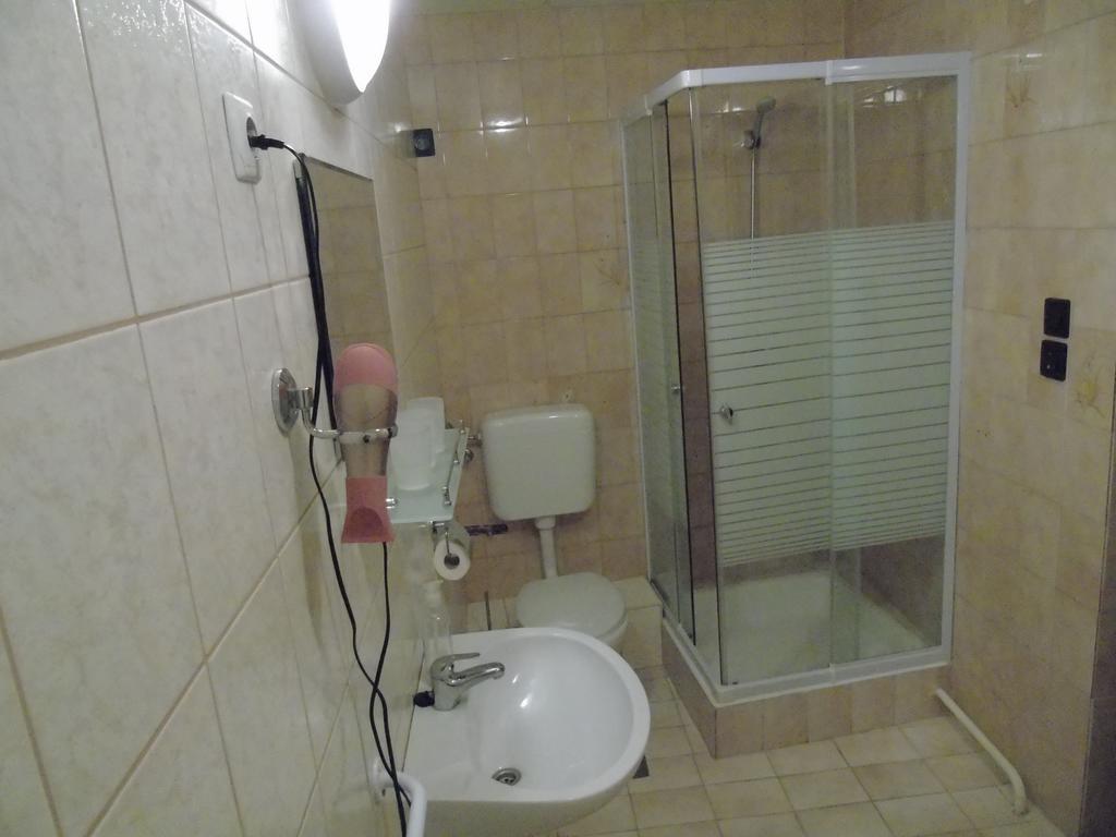 Fonix Panzio Otel Pápa Dış mekan fotoğraf