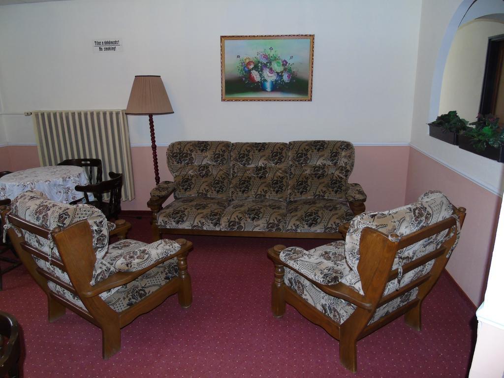 Fonix Panzio Otel Pápa Dış mekan fotoğraf