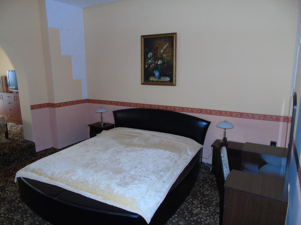Fonix Panzio Otel Pápa Dış mekan fotoğraf