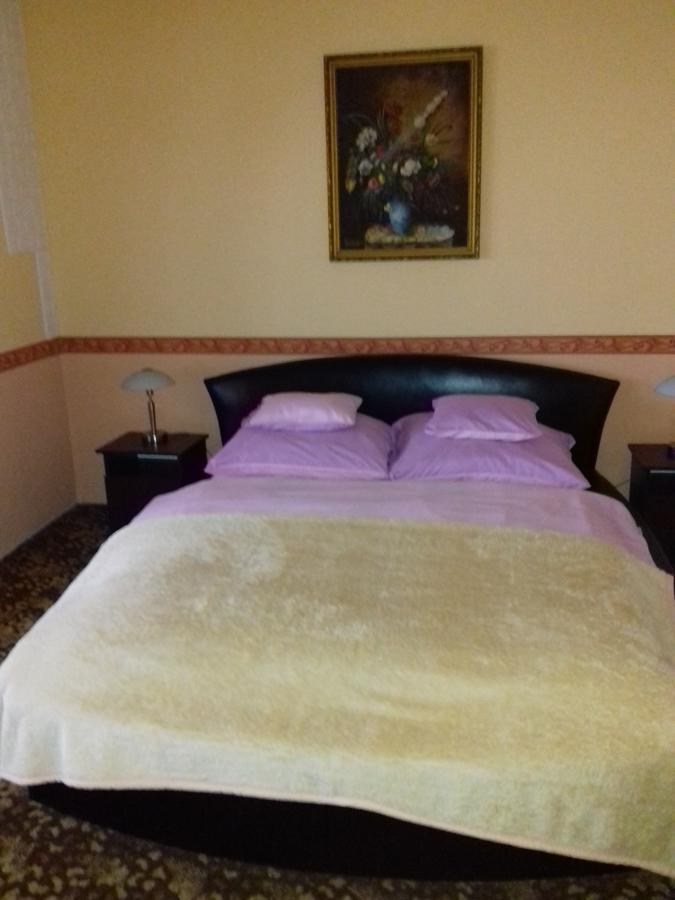 Fonix Panzio Otel Pápa Dış mekan fotoğraf